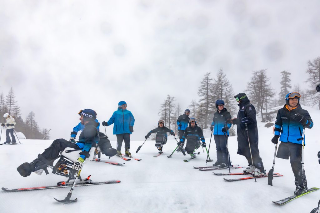 Ragazzi disabili dell'associazione Obiettivo 3 su pista da sci di Courmayeur
