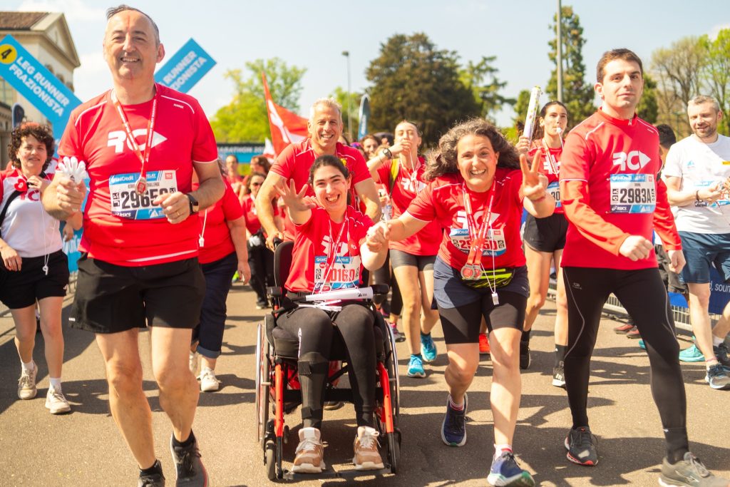 Gruppo dei ragazzi del progetto RunChallenge di Playmore durante la Unicredit Relay Marathon 2025 di Milano