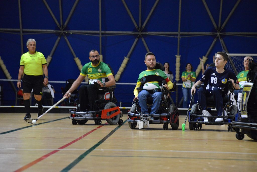 Leoni Sicani durante una partita di hockey in carrozzina