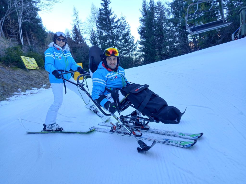 Disabile su dualski con accompagnatore