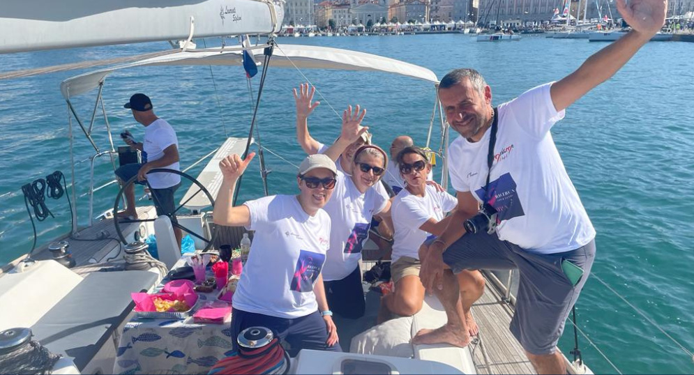 Ragazzi Prima Vela in mare su una barca a vela