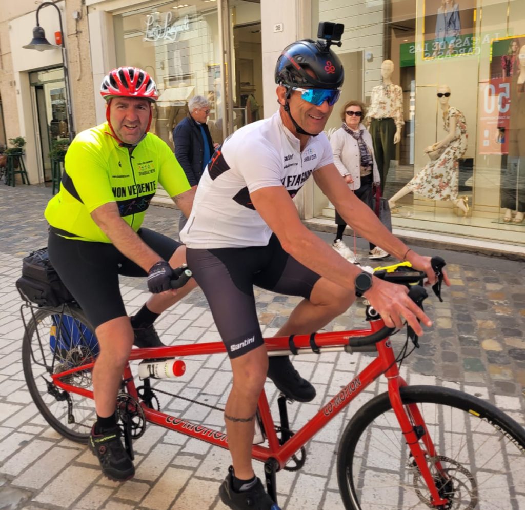 2 Ragazzi Disabilincorsa-ODV in tandem pronti a partire